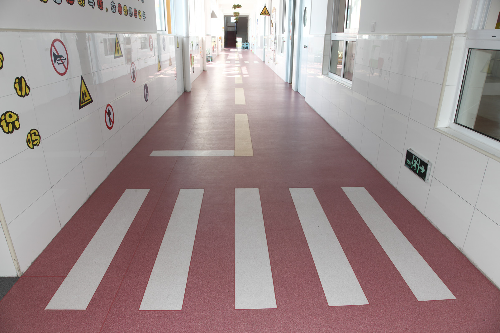 為什么幼兒園用地膠可以保護(hù)兒童的身體健康？【騰方PVC地板】